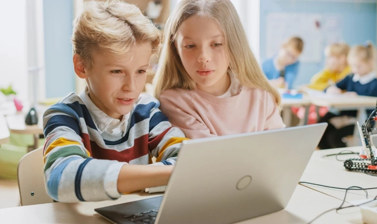 Dzieci przy laptopie